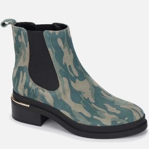 Kenneth Cole Levon Chelsea Boot in Olive Camo Size 6